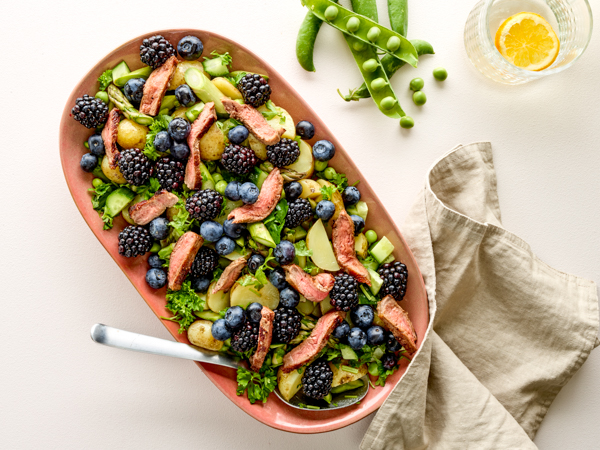 Frisk salat med blåbær, brombær, kalkunskiver og nye kartofler