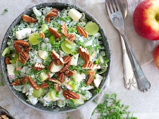 Skål med Waldorf-salat og friske æbler på siden