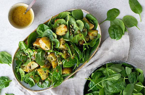 spinatsalat med bagte kartofler