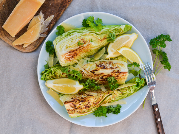 Tallerken med grillet salat, citronbåde og parmesan