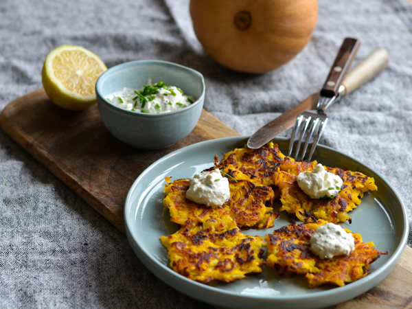 Græskarfritter på tallerken med creme og citron