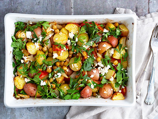 kartofler og kikærter i fad