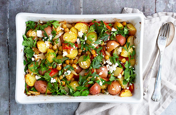 kartofler og kikærter i fad