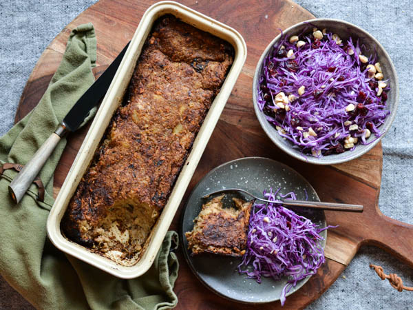 Vegetarisk postej ved siden af en farverig rødkålssalat.