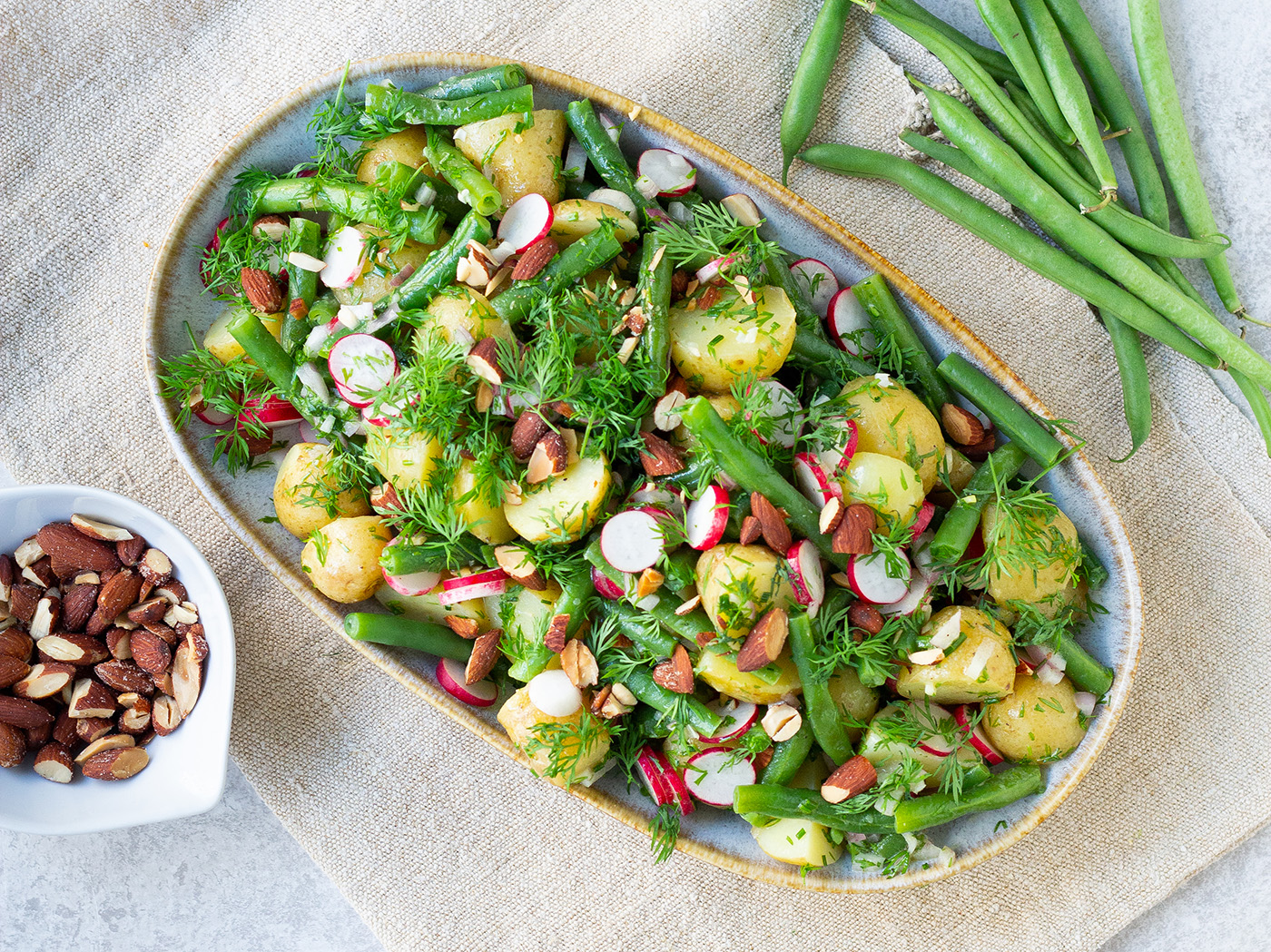 Kartoffelsalat med grønne bønner og radiser