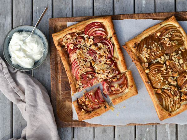 Tærter med æbler og pærer, toppet med nødder