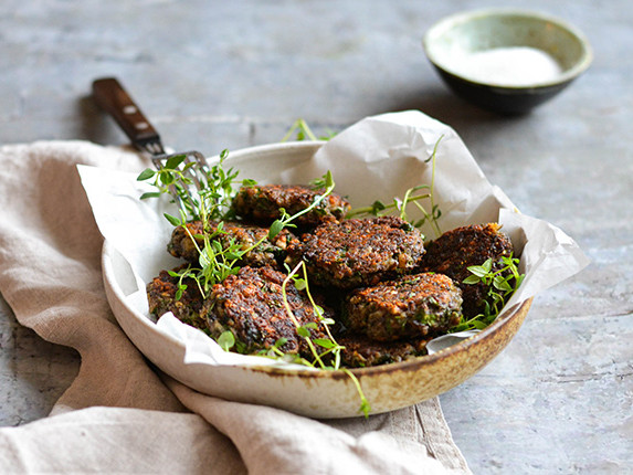 En tallerken med krydderurter og sprøde grøntsagsfrikadeller.