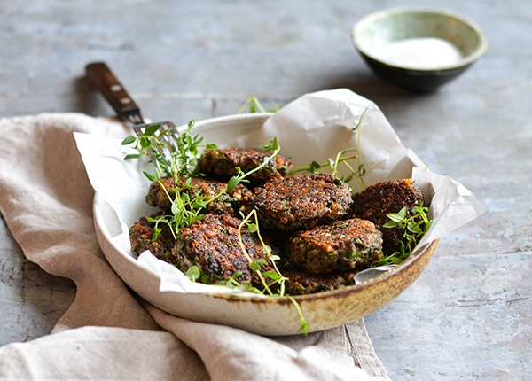 En tallerken med krydderurter og sprøde grøntsagsfrikadeller.
