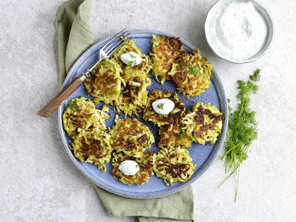 En tallerken med squashfrikadeller og urtedip.