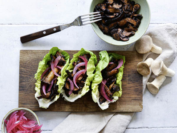 Friske grønne salattacos med portobello-svampe og rødløg.