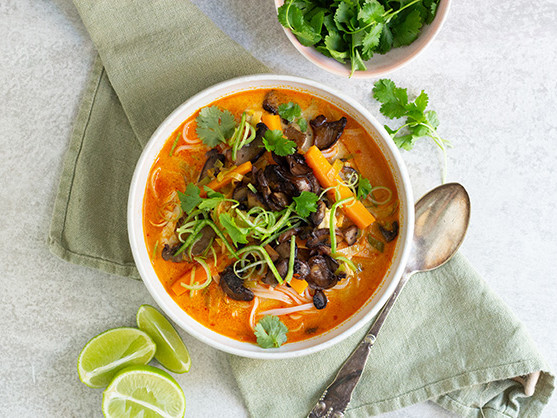 Thai nudelsuppe med svampe og gulerødder