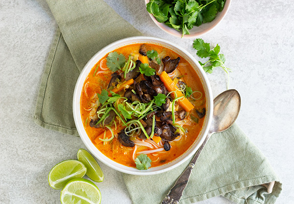 Thai nudelsuppe med svampe og gulerødder